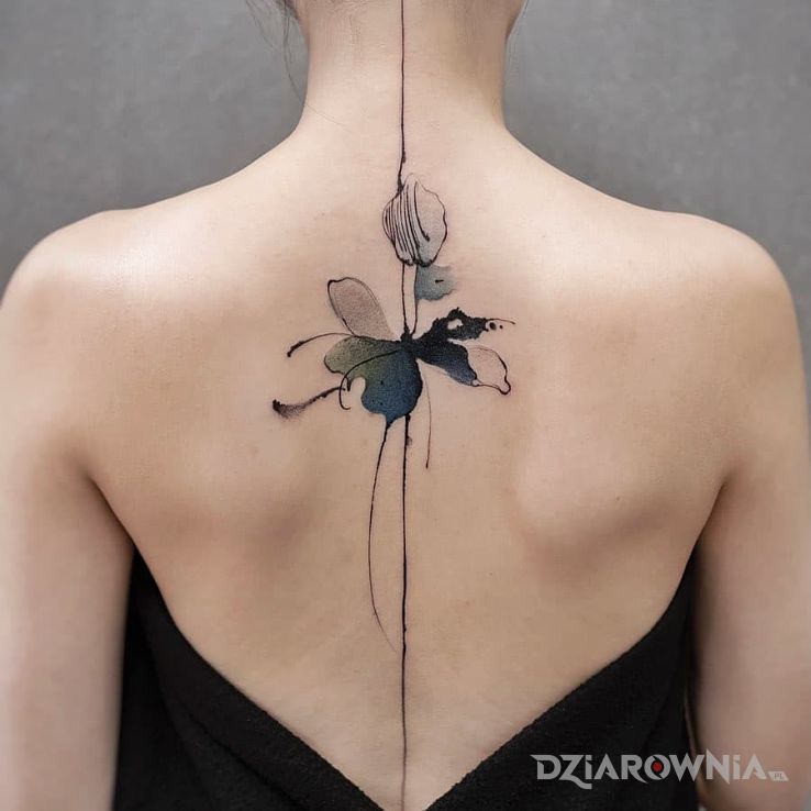 Tatuaż akwarelowy kwiat w motywie kolorowe i stylu watercolor na plecach