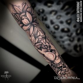 Tatuaż Dłoń z lotosem na przedramieniu motyw: anatomiczne styl: graficzne / ilustracyjne