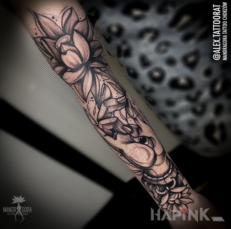 Tattoo Dłoń z lotosem in flowers motif and graphic / illustrative style on the forearm