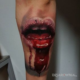 Tatuaż Usta wampira na przedramieniu motyw: 3D styl: realistyczne