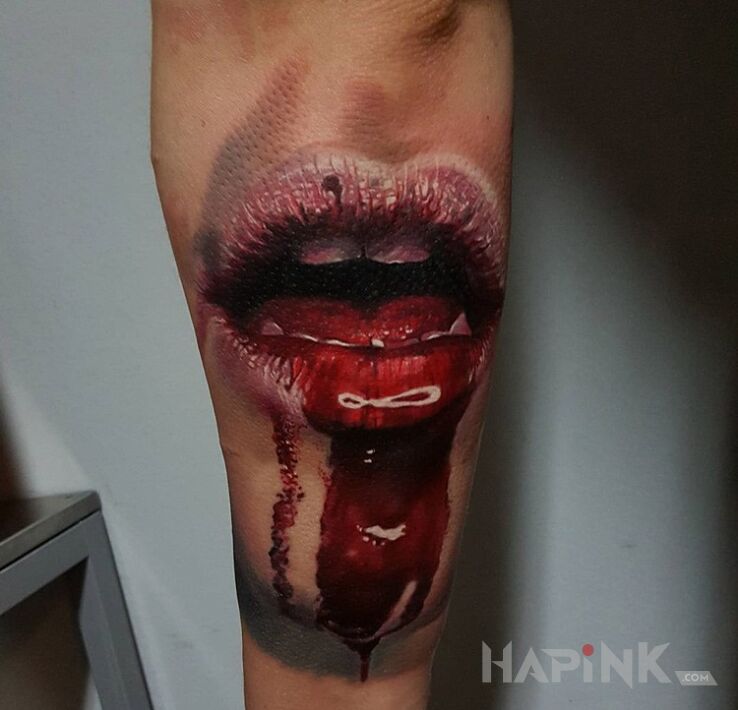 Tattoo Usta wampira in 3D motif and realistic style on the forearm