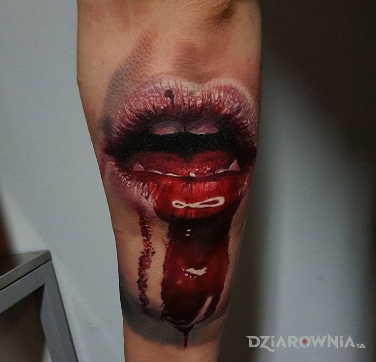 Tatuaż usta wampira w motywie 3D i stylu realistyczne na przedramieniu
