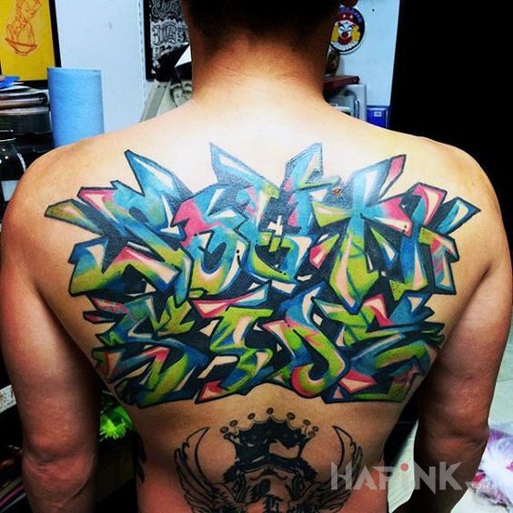 Tattoo Wrzuta na plecachg in lettering motif and graffiti style on the shoulder blades