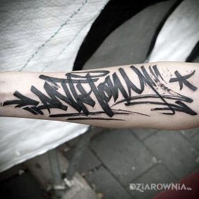Tatuaż Siup siup mazakiem na przedramieniu motyw: napisy styl: graffiti