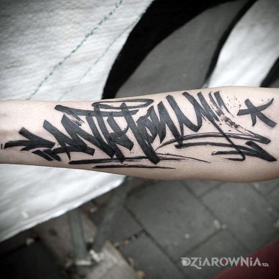 Tatuaż siup siup mazakiem w motywie napisy i stylu graffiti na przedramieniu