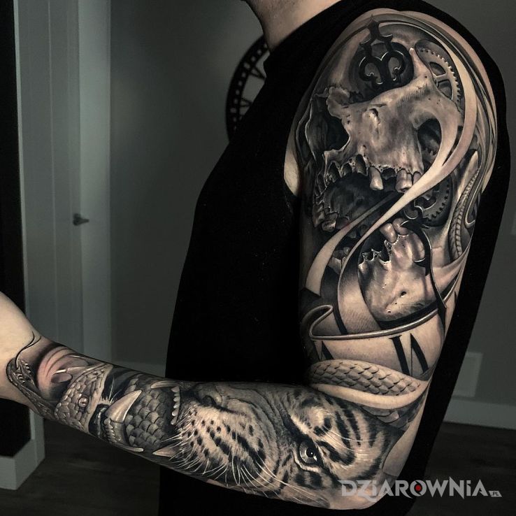 Tatuaż czacha napędzana trybami w motywie zwierzęta i stylu realistyczne na przedramieniu