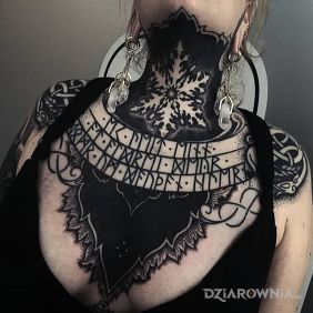 Tatuaż Runy w czarnej odsłonie na klatce motyw: czarno-szare styl: blackwork / blackout