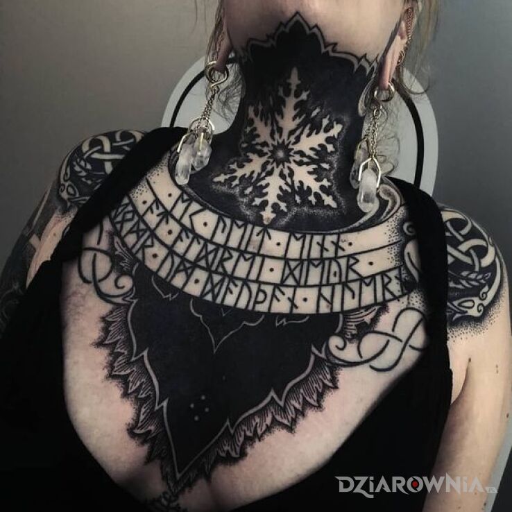 Tatuaż Runy w czarnej odsłonie w motywie czarno-szare i stylu blackwork / blackout na klatce