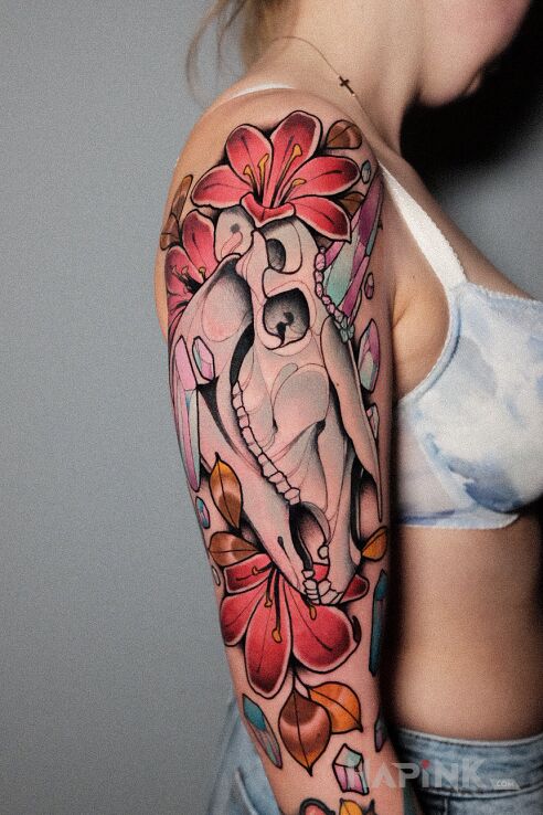 Tattoo Jednorożec / Czaszka in skulls motif and neo-traditional style on the upper arm
