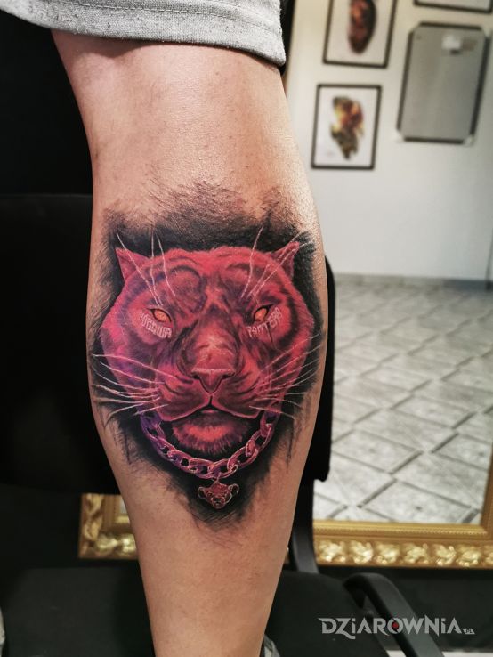 Tatuaż różowa pantera w motywie kolorowe i stylu graficzne / ilustracyjne na łydce