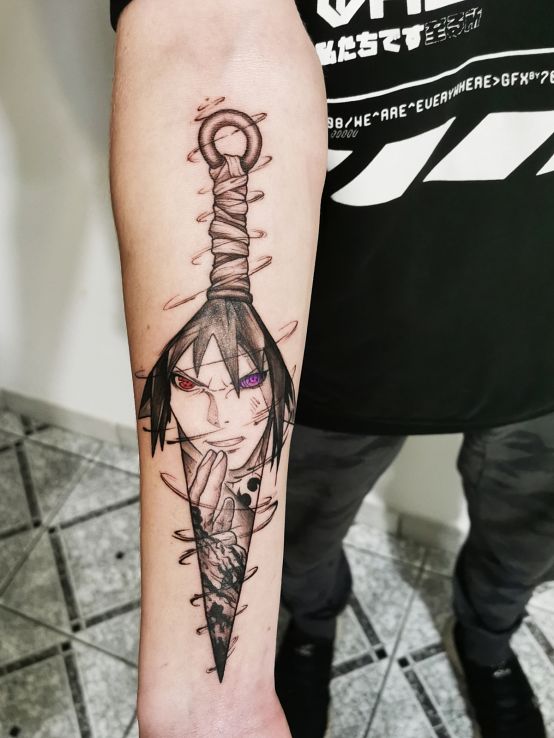 Tatuaż manga anime uchiha w motywie czarno-szare i stylu graficzne / ilustracyjne na przedramieniu