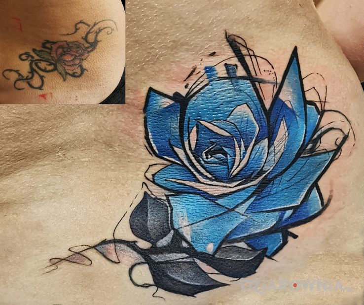 Tatuaż cover up róża w motywie cover up i stylu graficzne / ilustracyjne na plecach