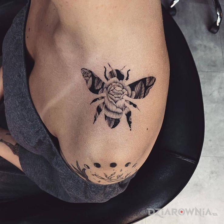 Tatuaż pszczoła z różą w motywie kwiaty i stylu graficzne / ilustracyjne na ramieniu