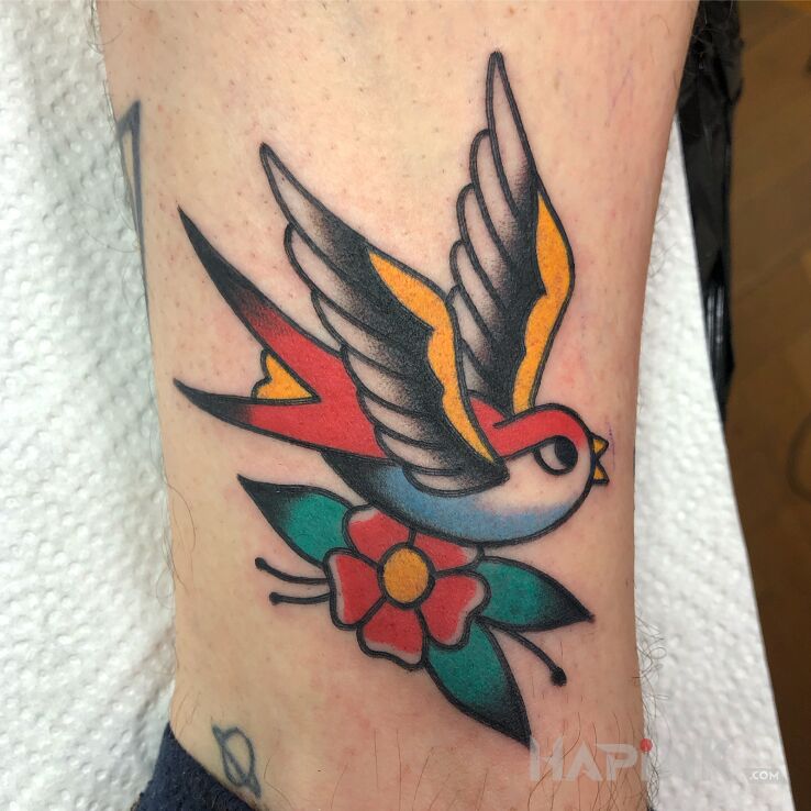 Tattoo Jaskółka / Kwiaty in colorful motif and oldschool style near the ankle