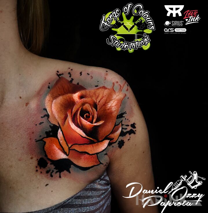 Tattoo Róża Rose in flowers motif and realistic style on the collarbone