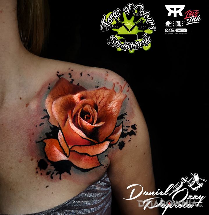 Tatuaż róża rose w motywie kolorowe i stylu realistyczne na obojczyku