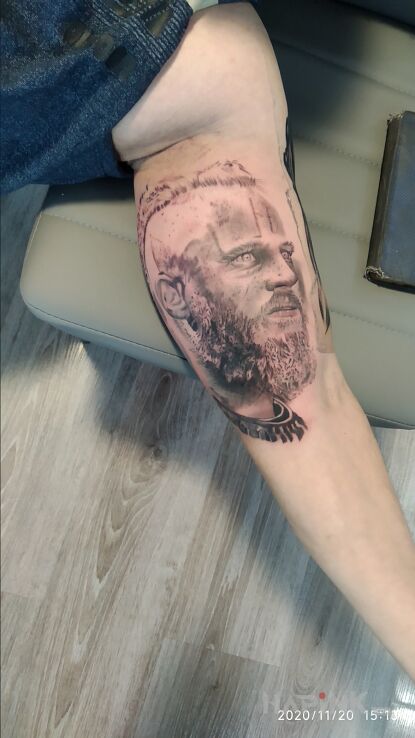 Tattoo Ragnar - Wikingowie in characters motif and realistic style on the upper arm