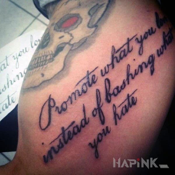 Tattoo Promuj dobre wartości in lettering motif and calligraphy style on the upper arm