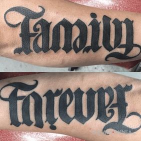 Tatuaż Family / forever na przedramieniu motyw: napisy styl: ambigramy