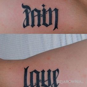 Tatuaż Pain / love na obojczyku motyw: napisy styl: ambigramy