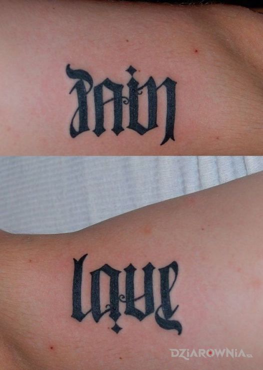 Tatuaż pain  love w motywie napisy i stylu ambigramy na obojczyku