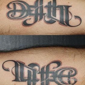 Tatuaż Death / life na przedramieniu motyw: napisy styl: ambigramy