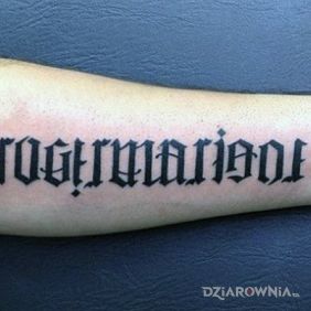 Tatuaż Kto przeczyta? na przedramieniu motyw: napisy styl: ambigramy