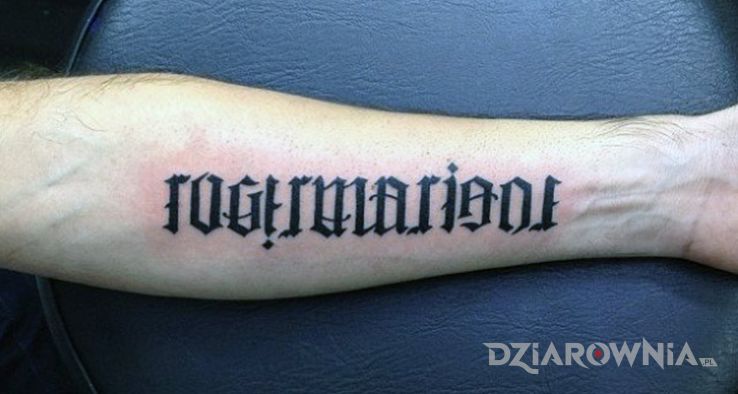 Tatuaż kto przeczyta w motywie napisy i stylu ambigramy na przedramieniu