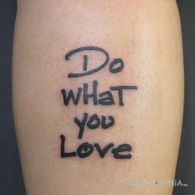 Tatuaż Do what you love na przedramieniu motyw: napisy