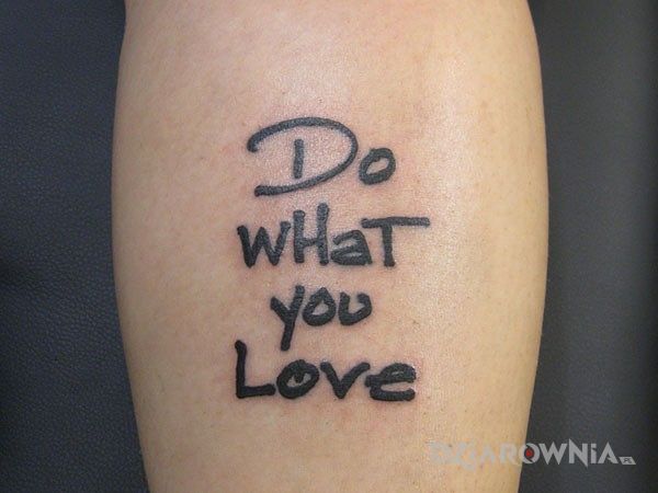Tatuaż do what you love w motywie napisy na przedramieniu