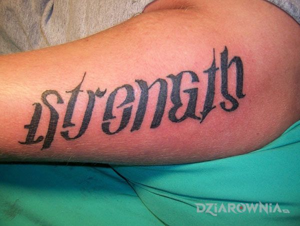 Tatuaż strength w motywie napisy i stylu ambigramy na przedramieniu