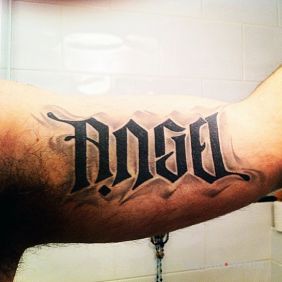 Tatuaż Angel / devil na ramieniu motyw: napisy styl: ambigramy