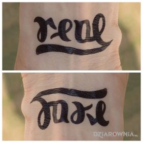 Tatuaż Real / fake na nadgarstku motyw: napisy styl: ambigramy