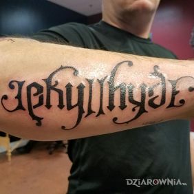 Tatuaż Dr Jekkyl / Mr Hyde na przedramieniu motyw: napisy styl: ambigramy