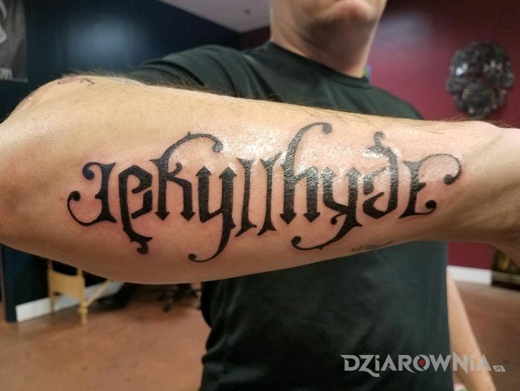 Tatuaż dr jekkyl  mr hyde w motywie napisy i stylu ambigramy na przedramieniu