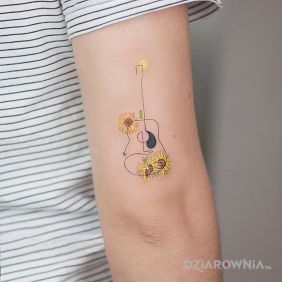 Tatuaż No i gitarka na ramieniu motyw: przedmioty styl: minimalistyczne