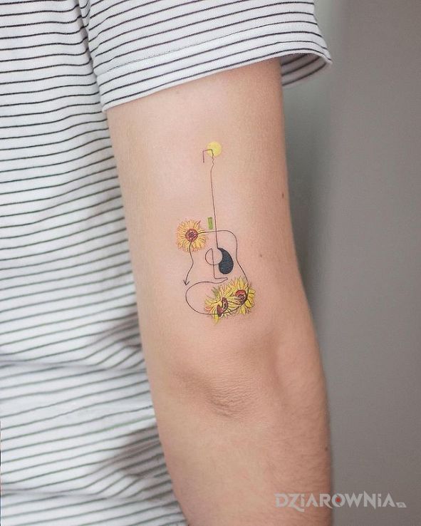 Tatuaż no i gitarka w motywie kwiaty i stylu graficzne / ilustracyjne na ramieniu