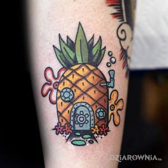 Tatuaż dom z ananasa w motywie kolorowe i stylu kreskówkowe / komiksowe na przedramieniu