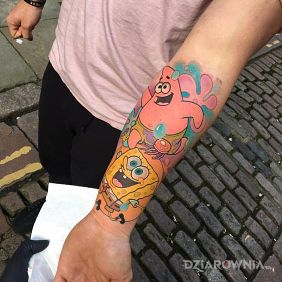 Tatuaż Patryk i Spongebob na przedramieniu motyw: postacie styl: kreskówkowe / komiksowe