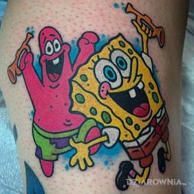 Tatuaż Spongebob z kumplem na nodze motyw: postacie styl: kreskówkowe / komiksowe
