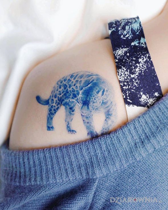 Tatuaż błękitny dziki kot w motywie zwierzęta i stylu realistyczne na ramieniu