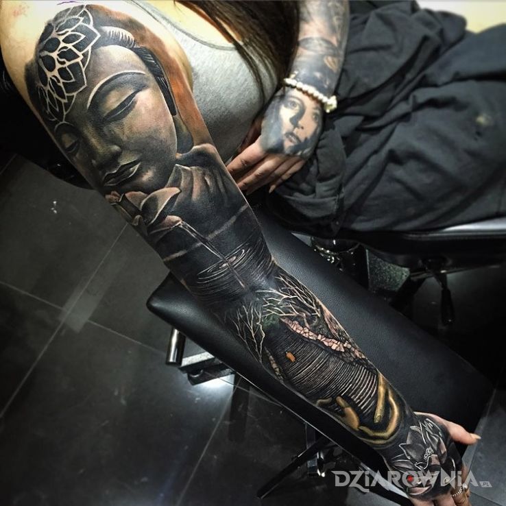 Tatuaż budda w motywie religijne na przedramieniu