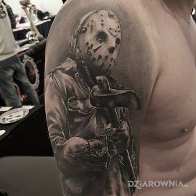 Tatuaż Piatek 13 na ramieniu motyw: postacie styl: realistyczne