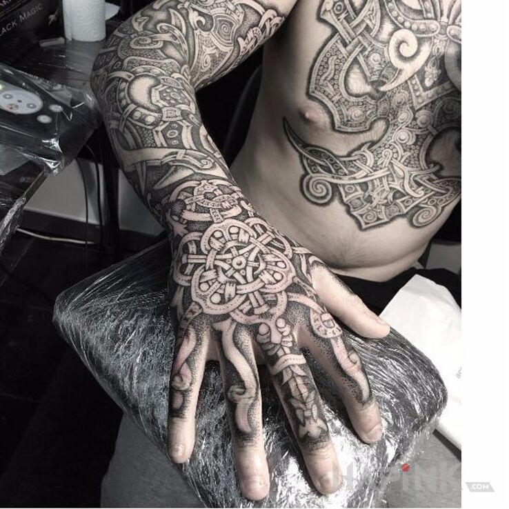 Tattoo Splecione węzły in black and gray motif and dotwork style on the upper arm
