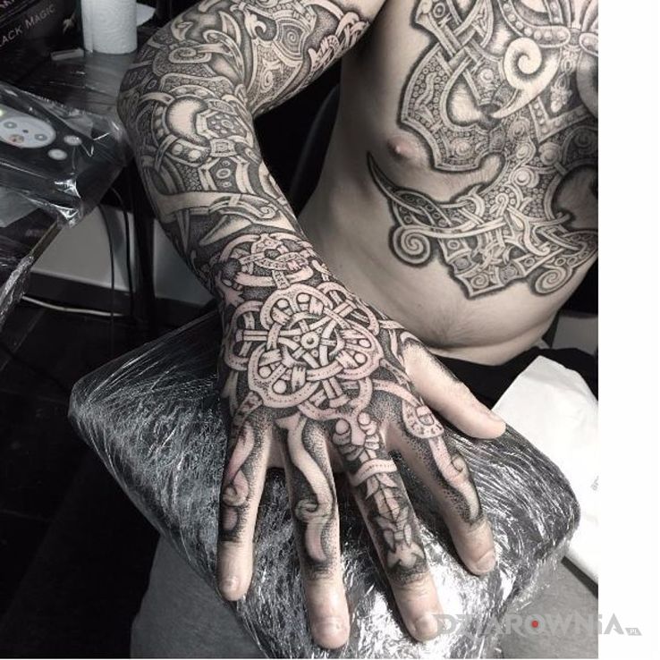 Tatuaż splecione węzły w motywie czarno-szare i stylu dotwork na palcach