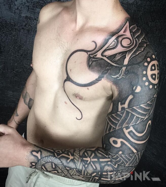 Tattoo Wąż skandynawski in black and gray motif and Celtic / Nordic style on the chest
