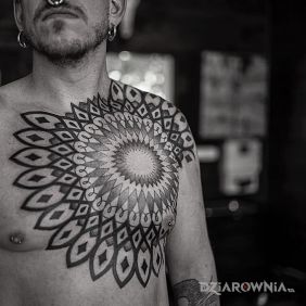 Tatuaż Duża mandala na klatce motyw: mandale styl: geometryczne