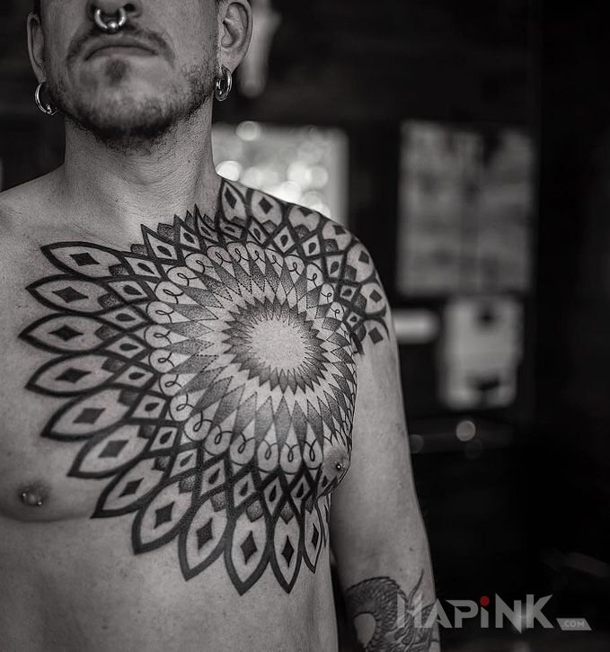 Tattoo Duża mandala in mandalas motif and geometric style on the chest