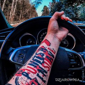 Tatuaż Karać i zniewolić na przedramieniu motyw: napisy styl: trash polka