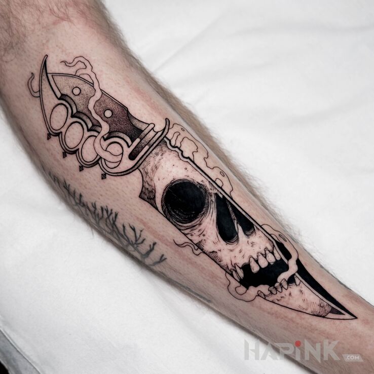 Tattoo Nóż / Czaszka / Kastet / Dym in black and gray motif and dotwork style on the tibia